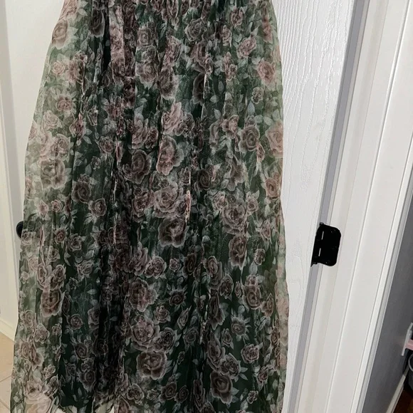 Elegant Floral Maxi Dress in Green - Picture 4 of 8